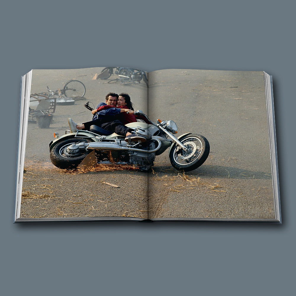 Buch James Bond Cars von Assouline im Farbton Blau