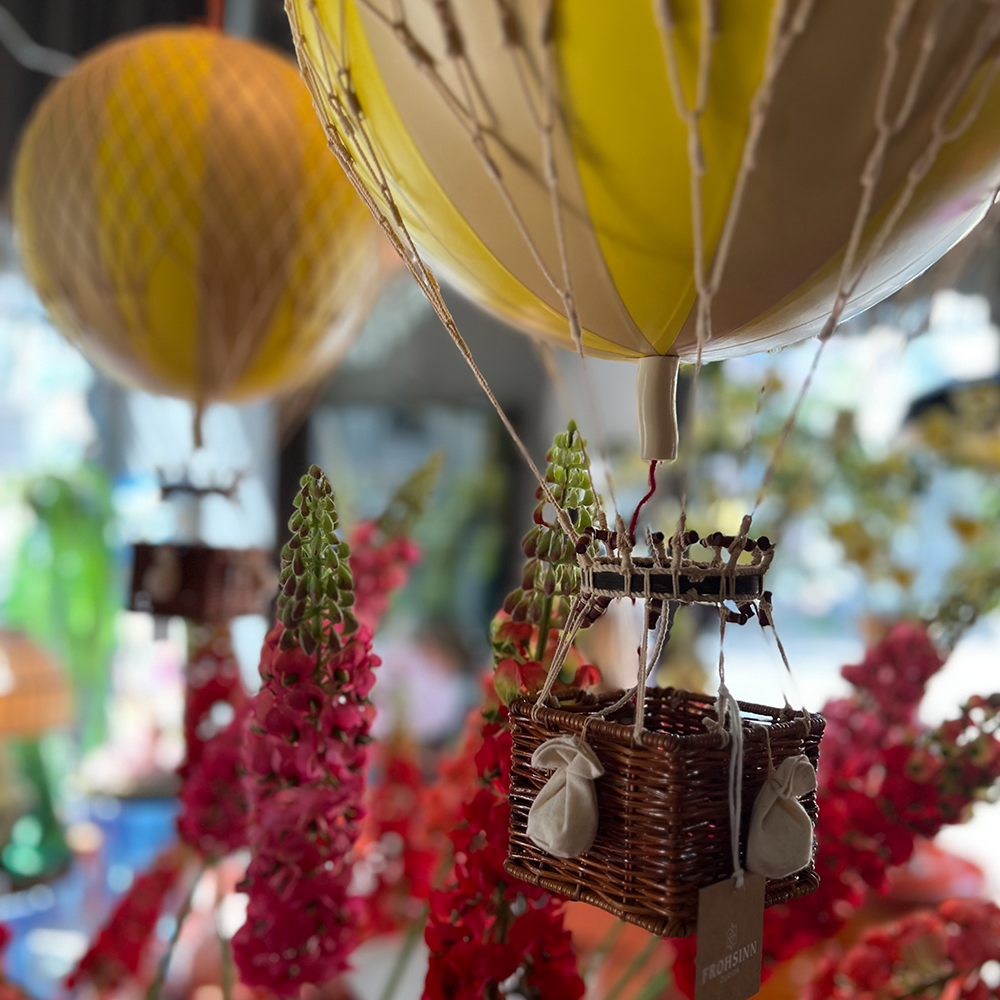 Heissluftballon von Authentic Models im Farbton gelb, FROHSINN Mood