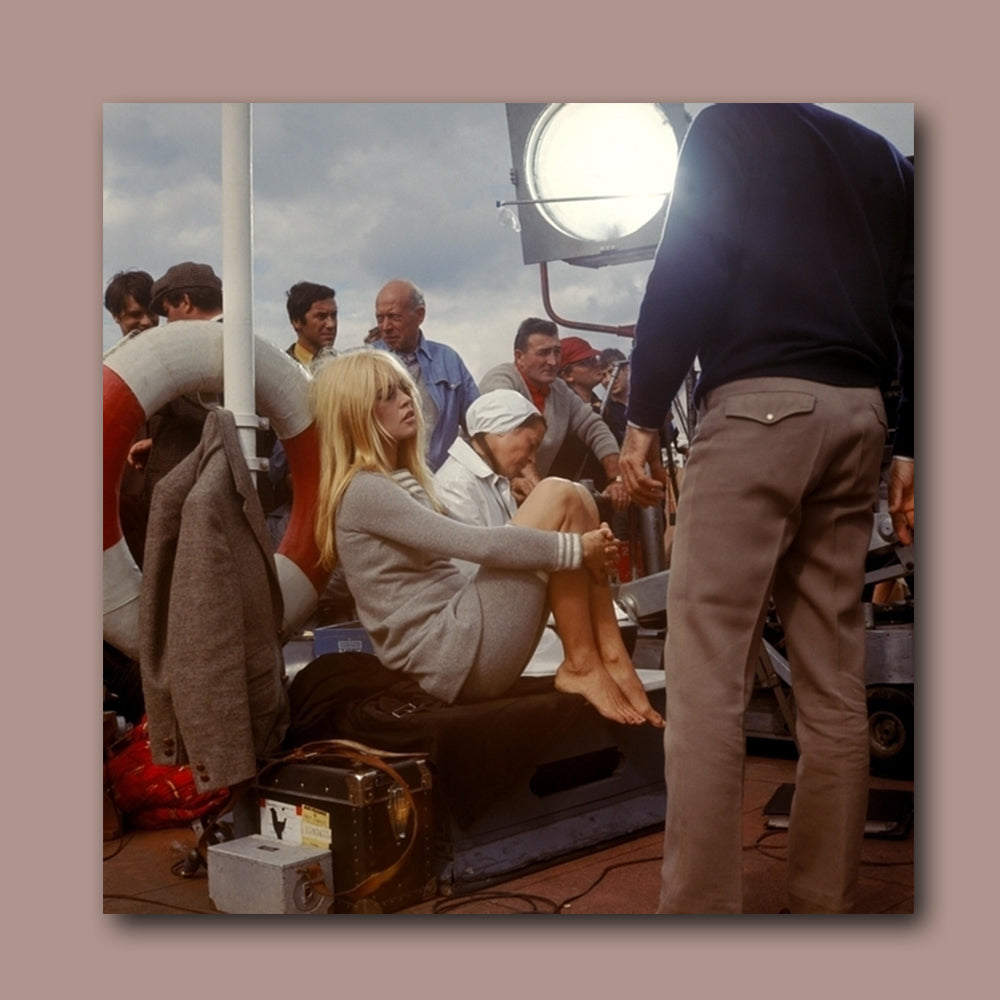 Wandbild Acrylglas Slim Aarons - Brigitte Bardot on Set von Getty Images