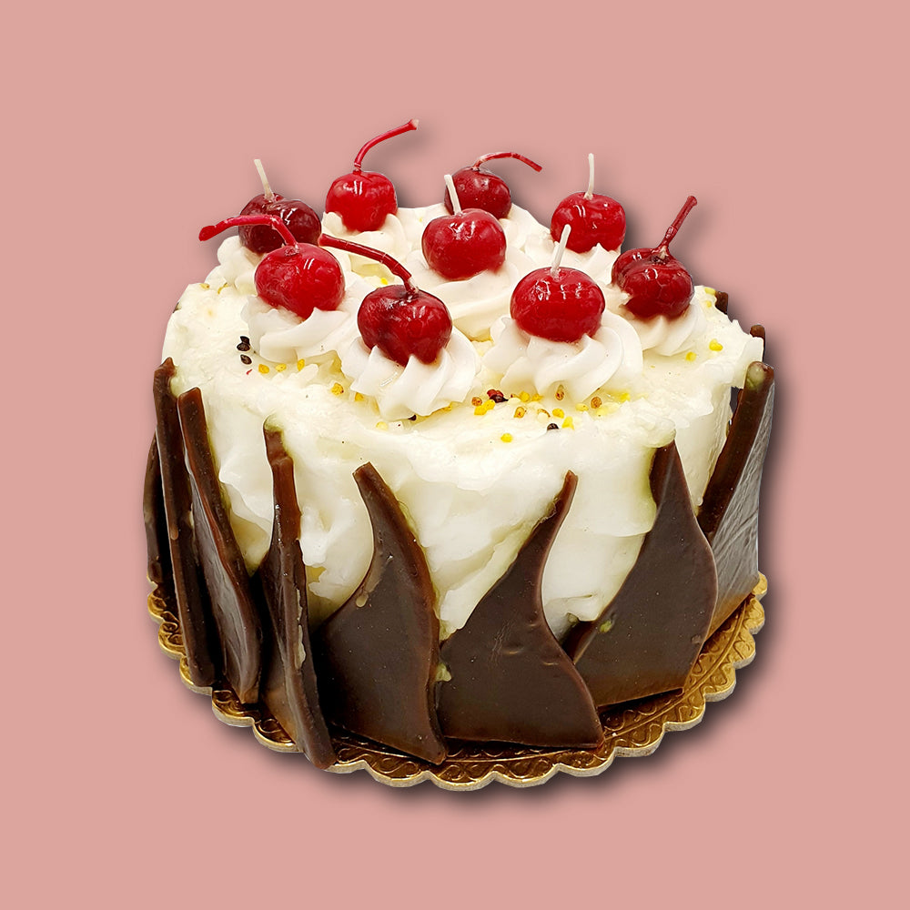 Eine Kerze in Form einer Kirschtorte von Cereria Introna