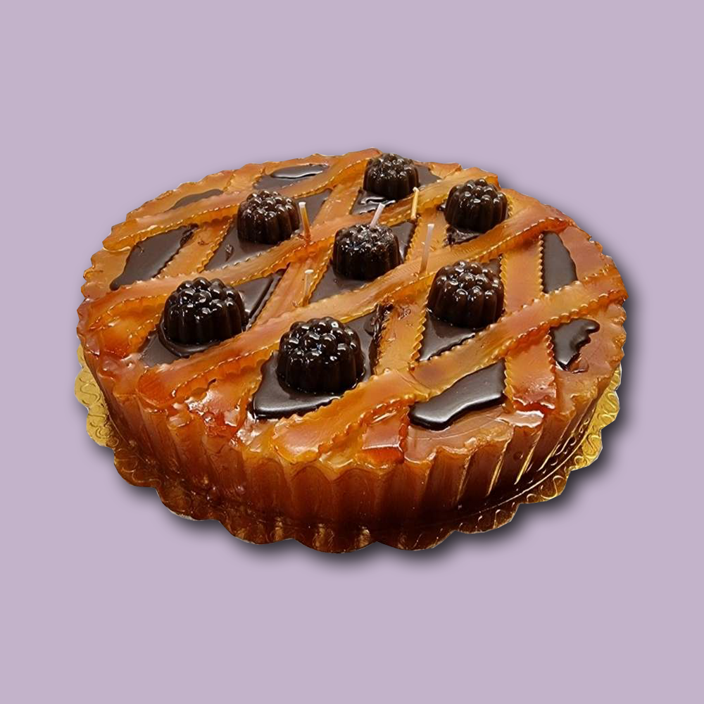 Eine Kerze mit 5 Docht in Form einer Linzertorte mit Brombeeren