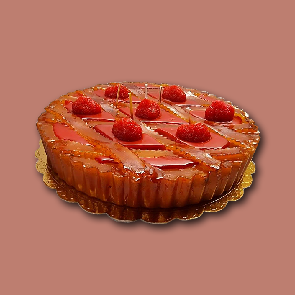 Eine Kerze mit 5 Docht in Form einer Linzertorte mit Erdbeeren