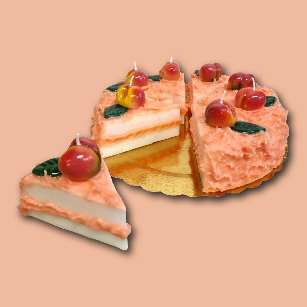 Eine Kerze in Form eines Pfirsichkuchenstück im Farbton rosa