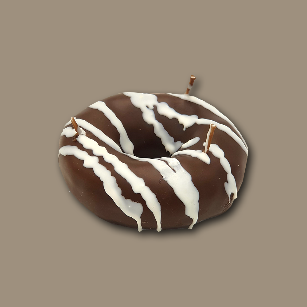 Eine Kerze in Donut Form im Farbton Braun & Weiss von Cereria Introna