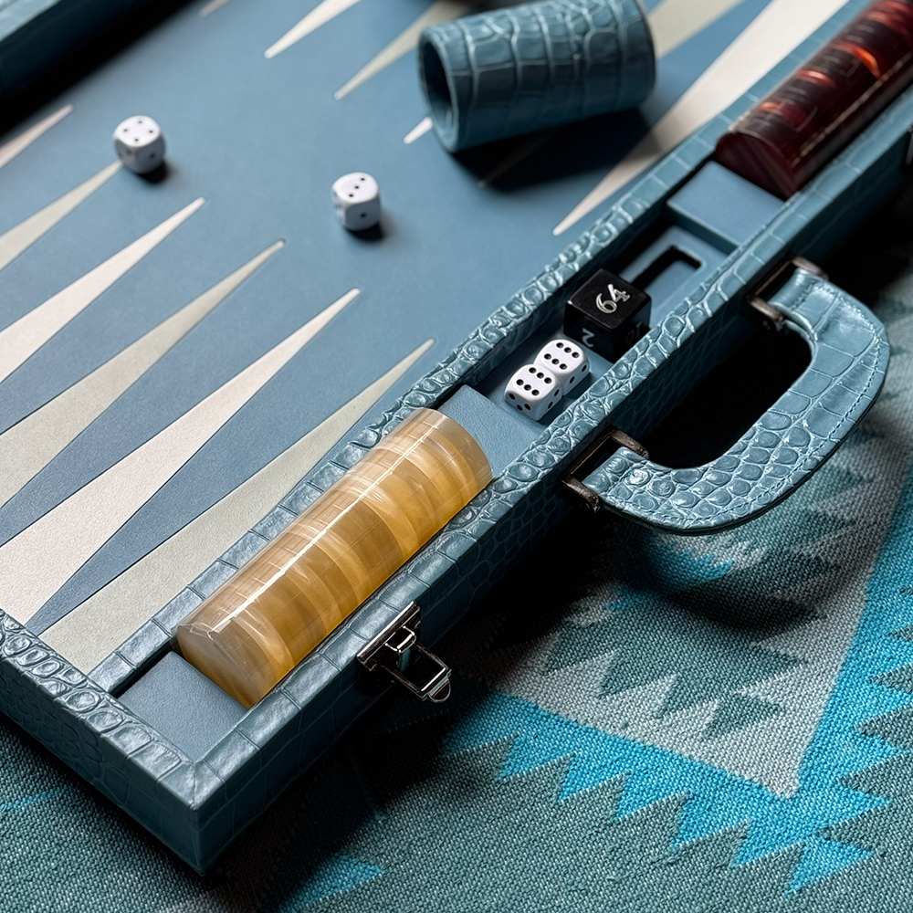 Der Backgammon Koffer im Farbton hellblau DOLPHIN aus Leder mit Krokodil Prägung von FROHSINN