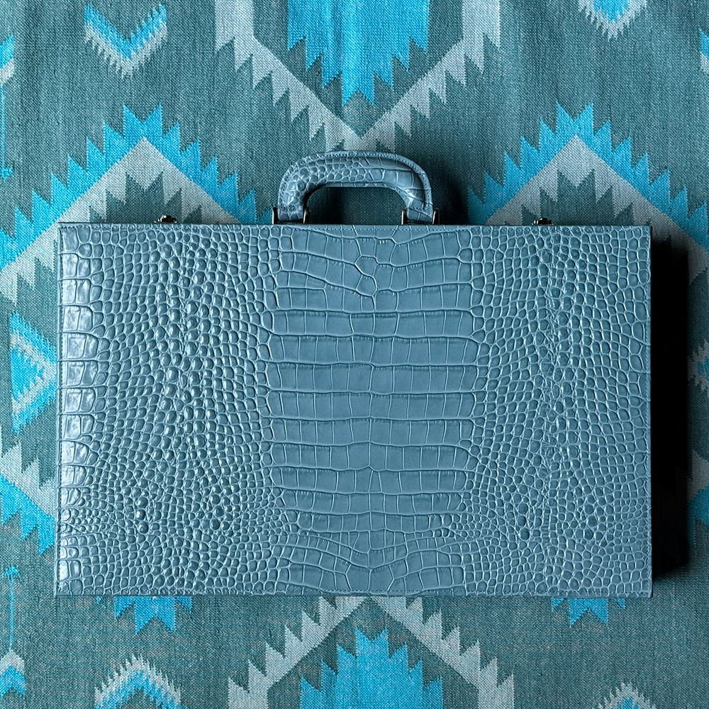 Der Backgammon Koffer im Farbton hellblau DOLPHIN aus Leder mit Krokodil Prägung von FROHSINN