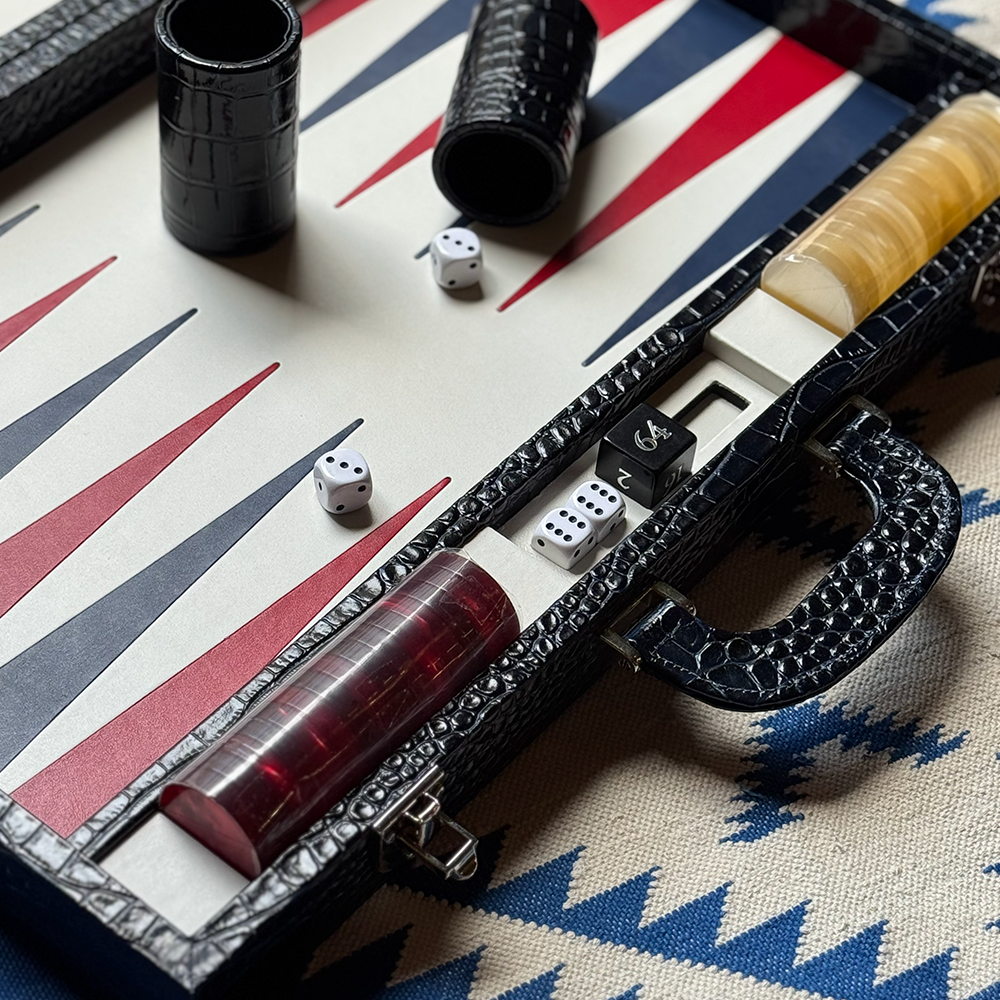 Der Backgammon Koffer im Farbton dunkelblau SHARK aus Leder mit Krokodil Prägung von FROHSINN