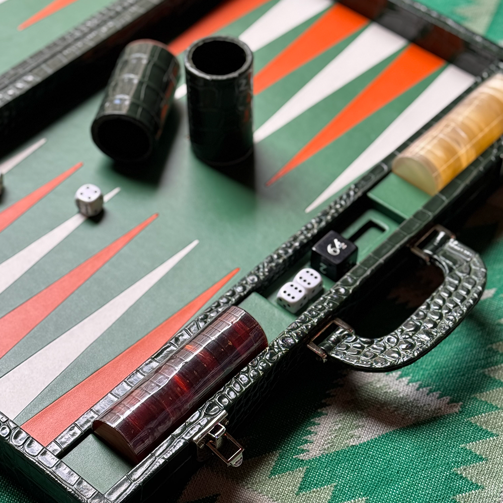 Der Backgammon Koffer im Farbton duneklgrün CROCODILE aus Leder mit Krokodil Prägung von FROHSINN