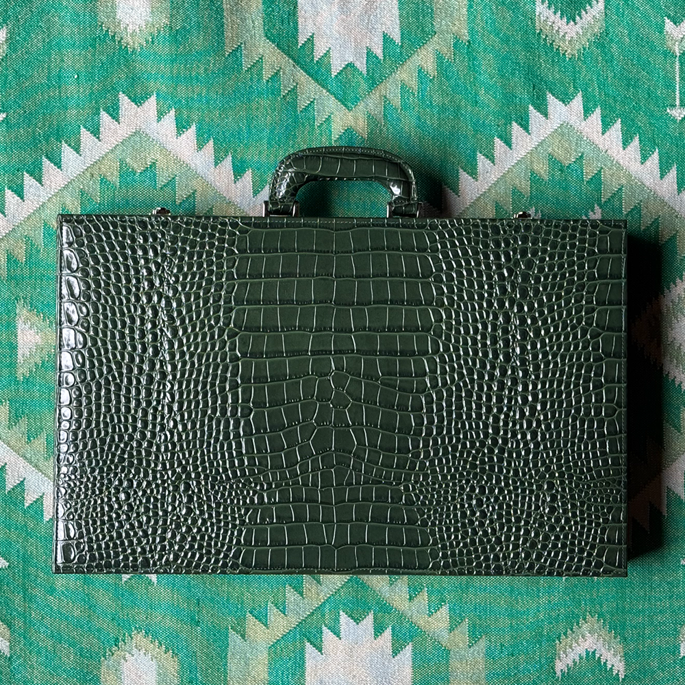 Der Backgammon Koffer im Farbton duneklgrün CROCODILE aus Leder mit Krokodil Prägung von FROHSINN