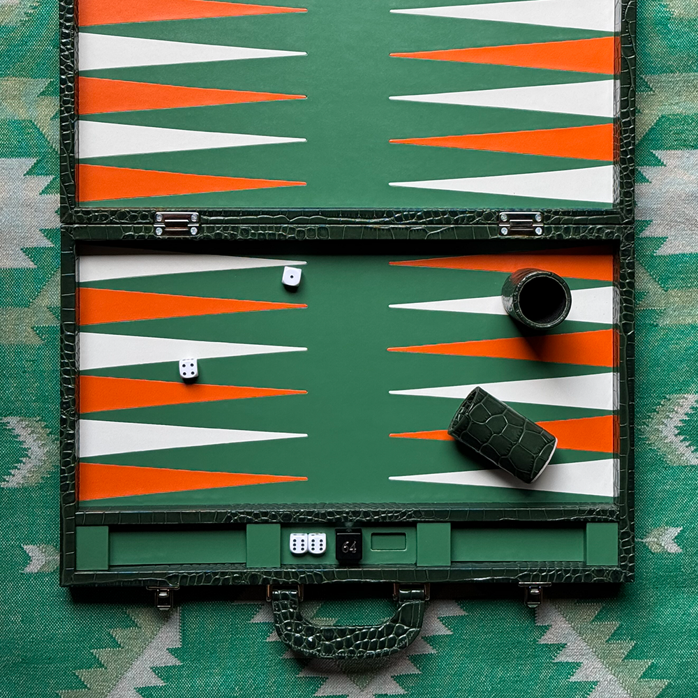 Der Backgammon Koffer im Farbton duneklgrün CROCODILE aus Leder mit Krokodil Prägung von FROHSINN
