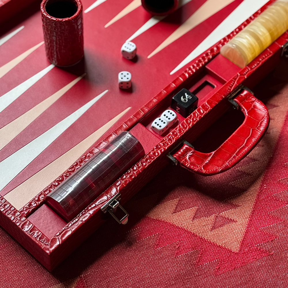Der Backgammon Koffer im Farbton rot LOBSTER aus Leder mit Krokodil Prägung von FROHSINN