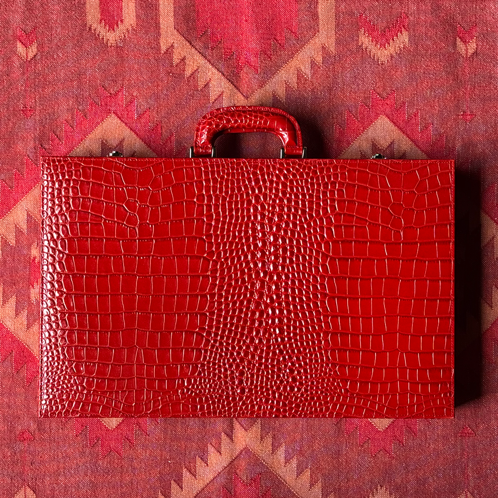 Der Backgammon Koffer im Farbton rot LOBSTER aus Leder mit Krokodil Prägung von FROHSINN