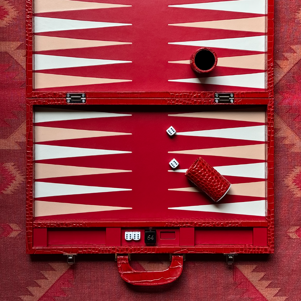 Der Backgammon Koffer im Farbton rot LOBSTER aus Leder mit Krokodil Prägung von FROHSINN