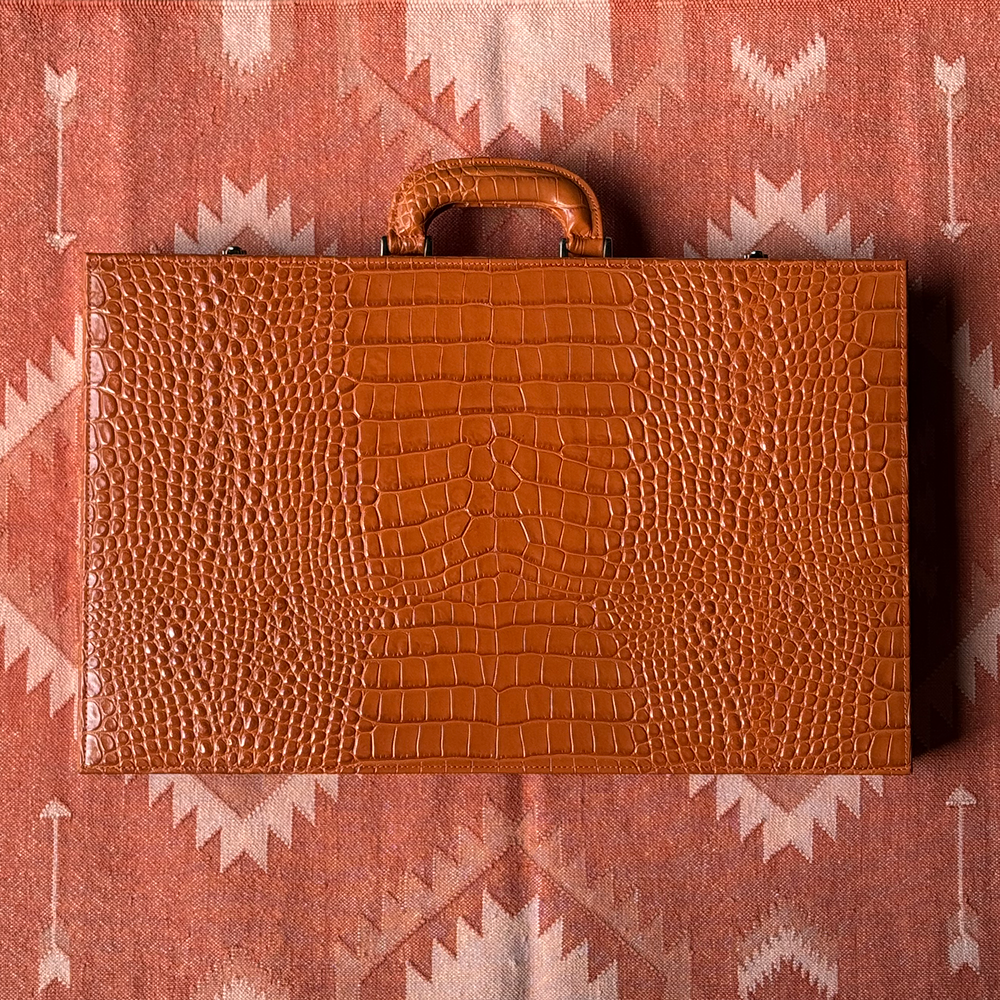 Der Backgammon Koffer im Farbton orange TIGER aus Leder mit Krokodil Prägung von FROHSINN