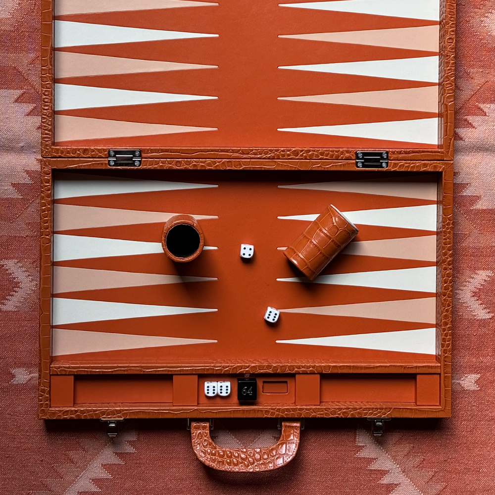 Der Backgammon Koffer im Farbton orange TIGER aus Leder mit Krokodil Prägung von FROHSINN