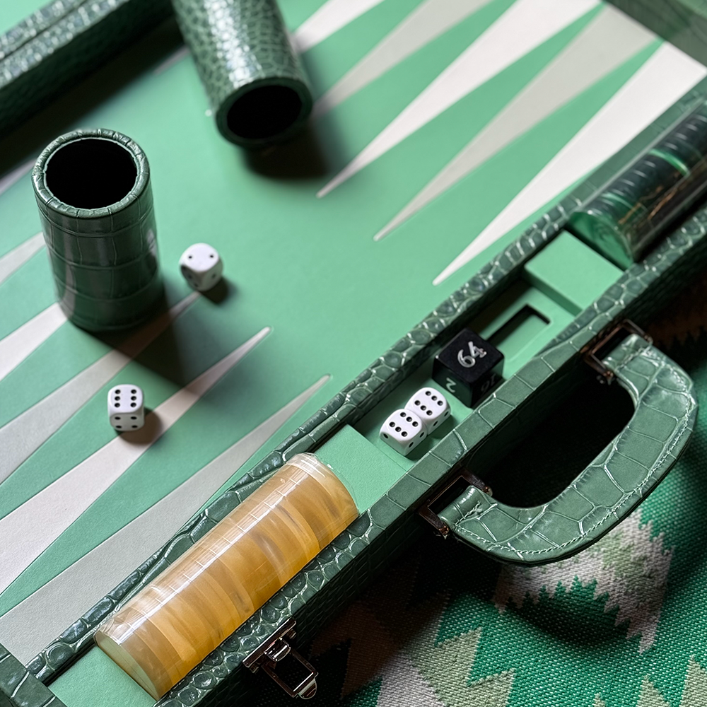 Der Backgammon Koffer im Farbton hellgrün PEACOCK aus Leder mit Krokodil Prägung von FROHSINN