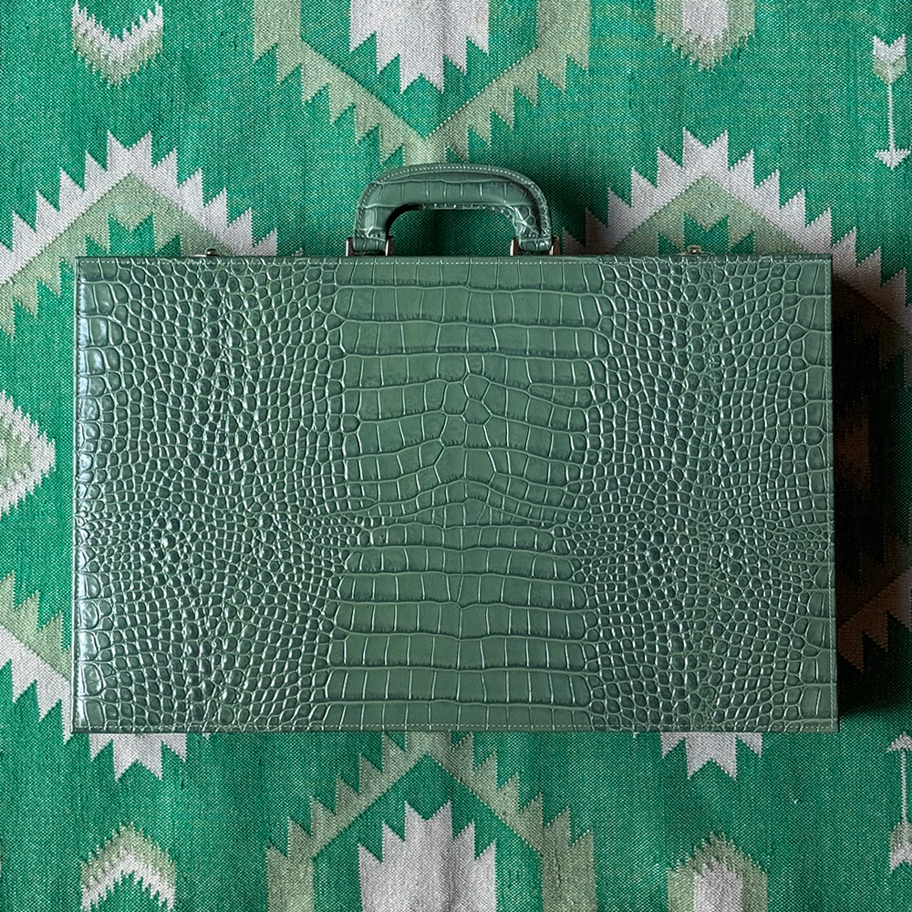Der Backgammon Koffer im Farbton hellgrün PEACOCK aus Leder mit Krokodil Prägung von FROHSINN
