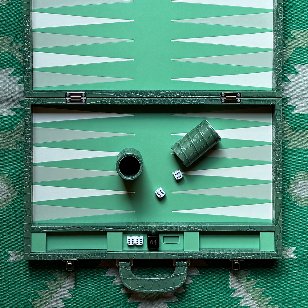 Der Backgammon Koffer im Farbton hellgrün PEACOCK aus Leder mit Krokodil Prägung von FROHSINN