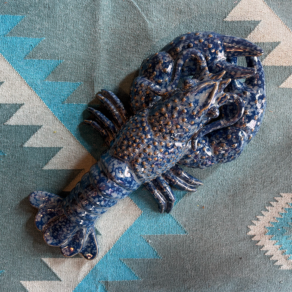 Tierstatue aus Keramik in Lobster Form im Farbton Blau von Catchii