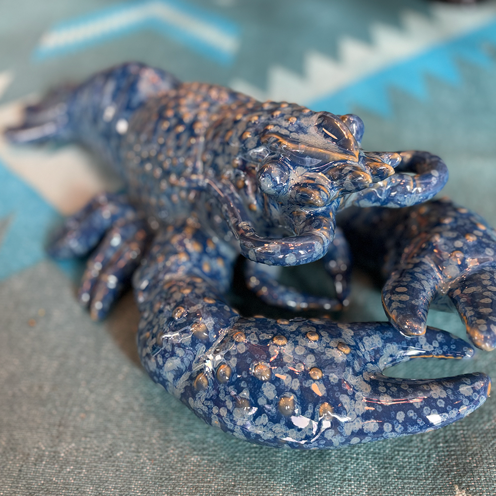 Tierstatue aus Keramik in Lobster Form im Farbton Blau von Catchii