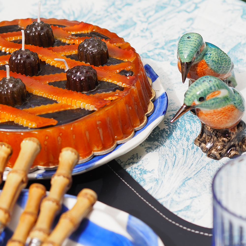 Eine Kerze mit 5 Docht in Form einer Linzertorte mit Brombeeren von Cereria Introna