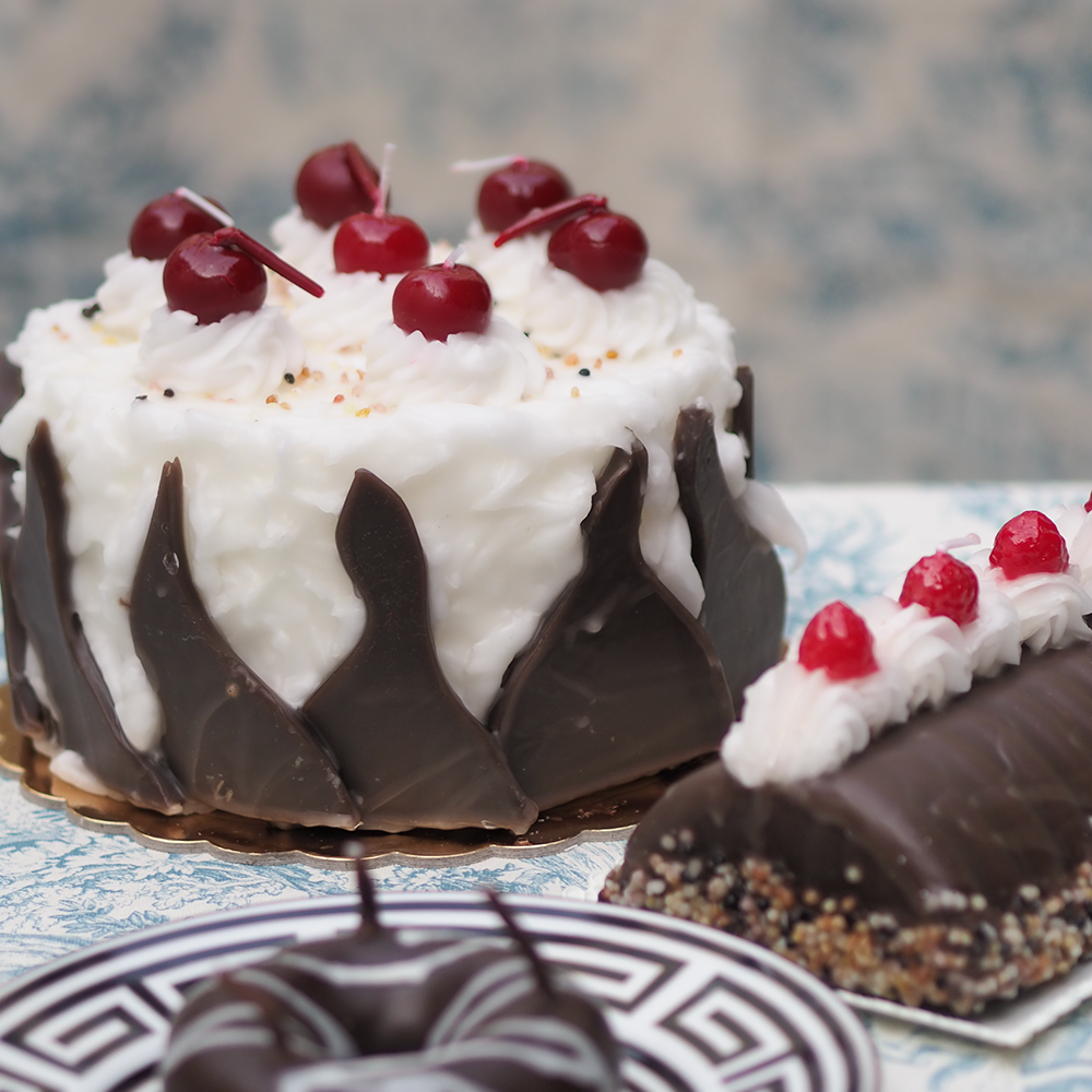 Eine Kerze in Form einer Kirschtorte von Cereria Introna