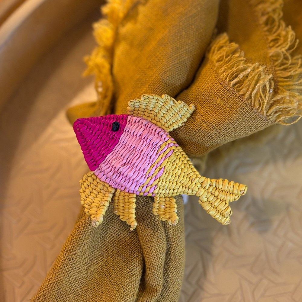 Serviettenring TOQUILLA in Form eines Neon Fisches im Farbton Gelb &amp; Pink von Coro Cora