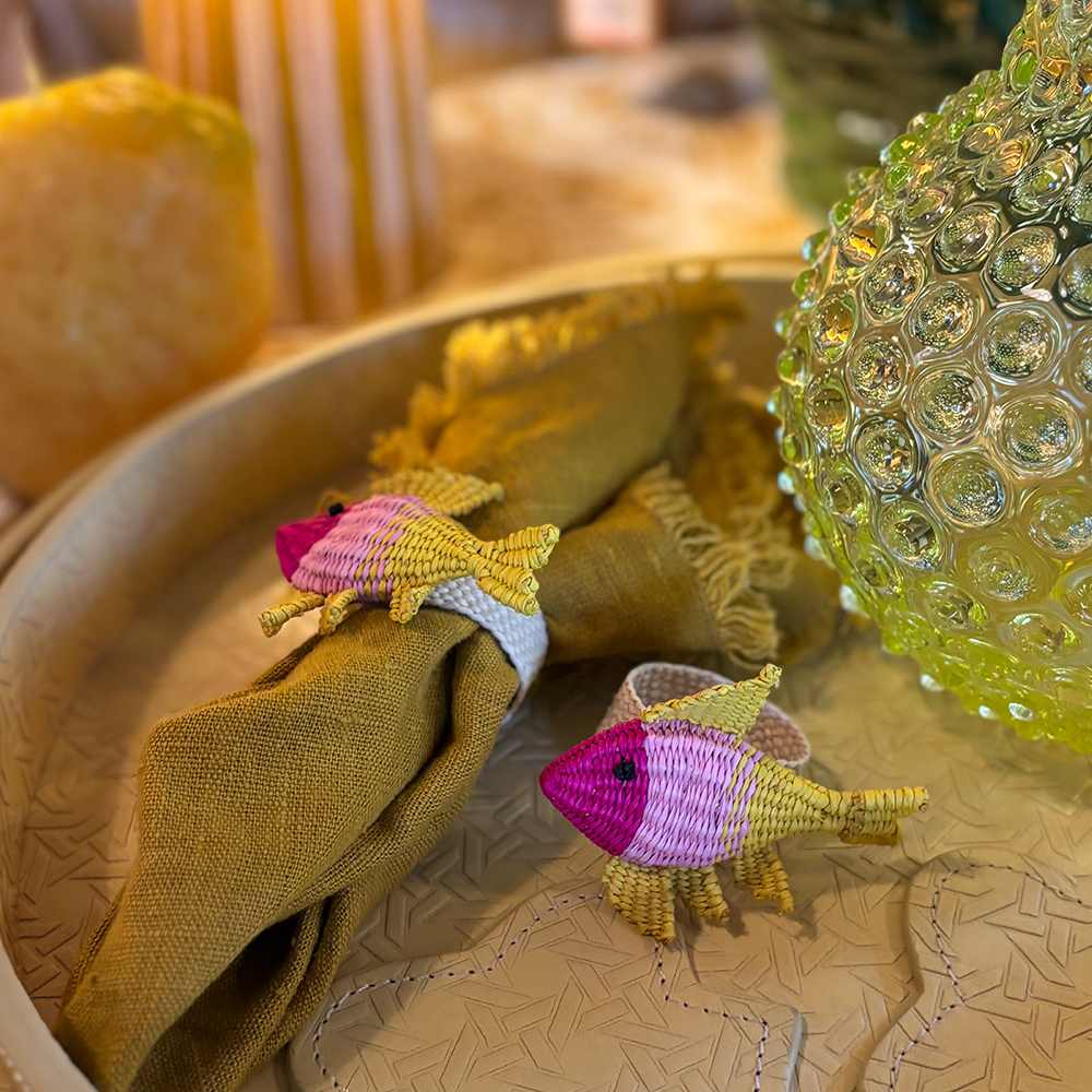Serviettenring TOQUILLA in Form eines Neon Fisches im Farbton Gelb &amp; Pink von Coro Cora