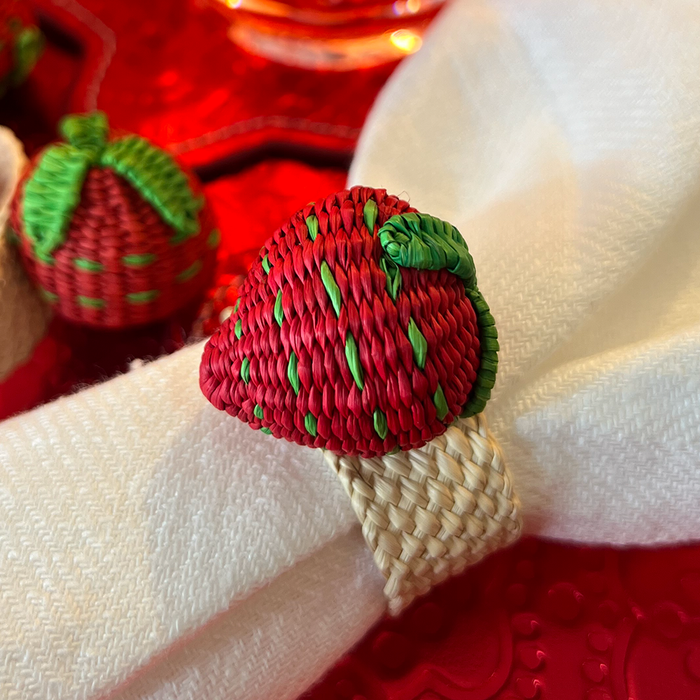 Serviettenring TOQUILLA mit Strawberry / Erdbeere im Farbton rot und grün von Coro Cora