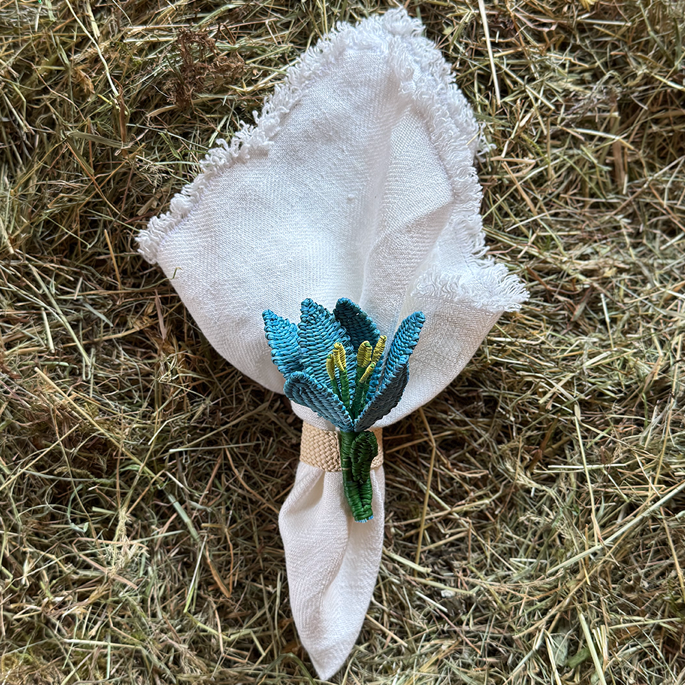 Serviettenring TOQUILLA in Form einer Lily im Farbton blau von Coro Cora