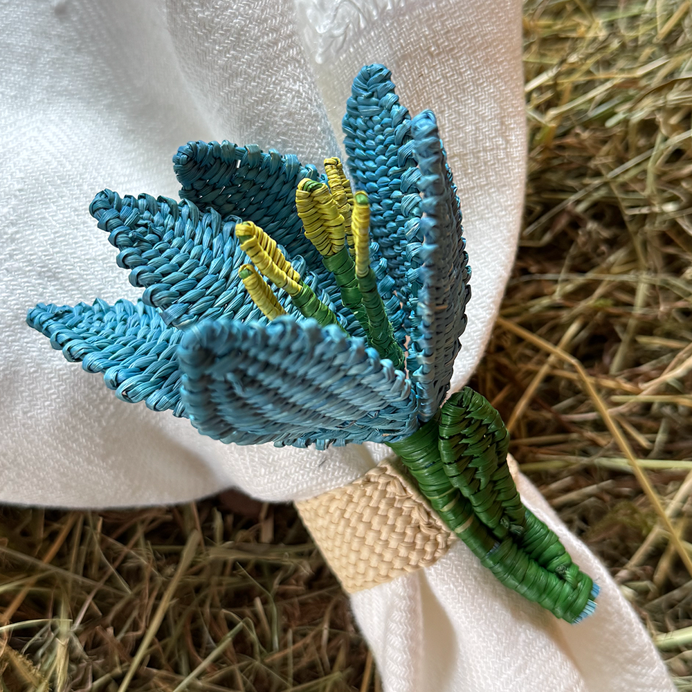 Serviettenring TOQUILLA in Form einer Lily im Farbton blau von Coro Cora
