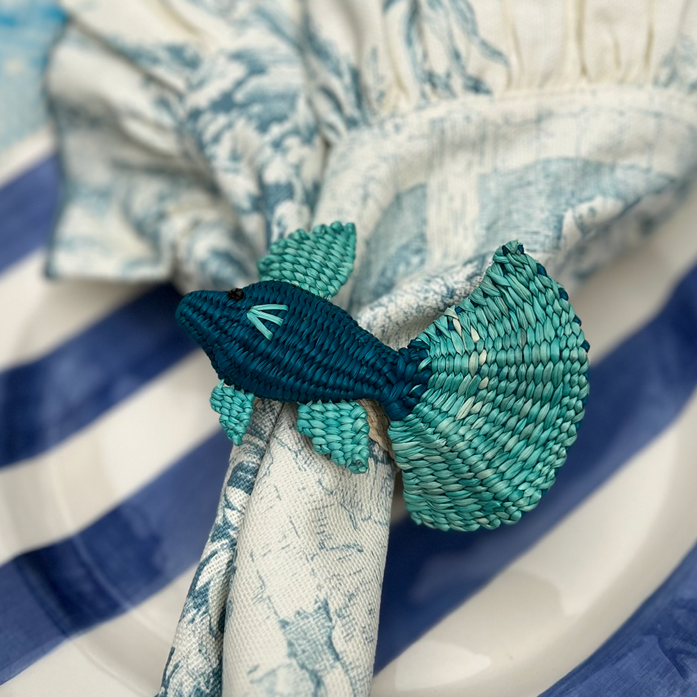 Serviettenring TOQUILLA mit Ballerina Fish im Farbton Blau von Coro Cora