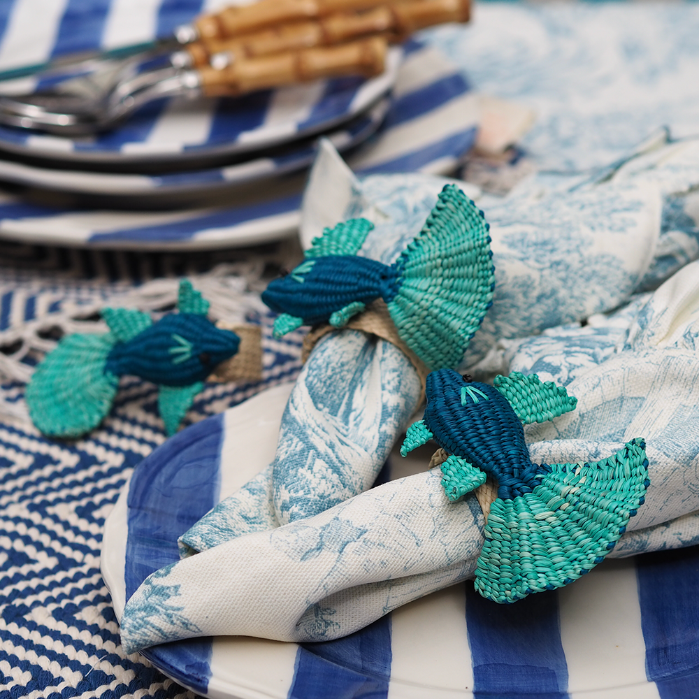 Serviettenring TOQUILLA mit Ballerina Fish im Farbton Blau von Coro Cora