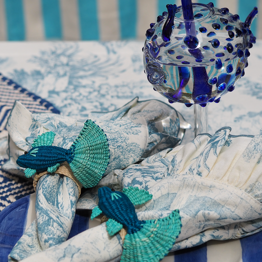 Serviettenring TOQUILLA mit Ballerina Fish im Farbton Blau von Coro Cora