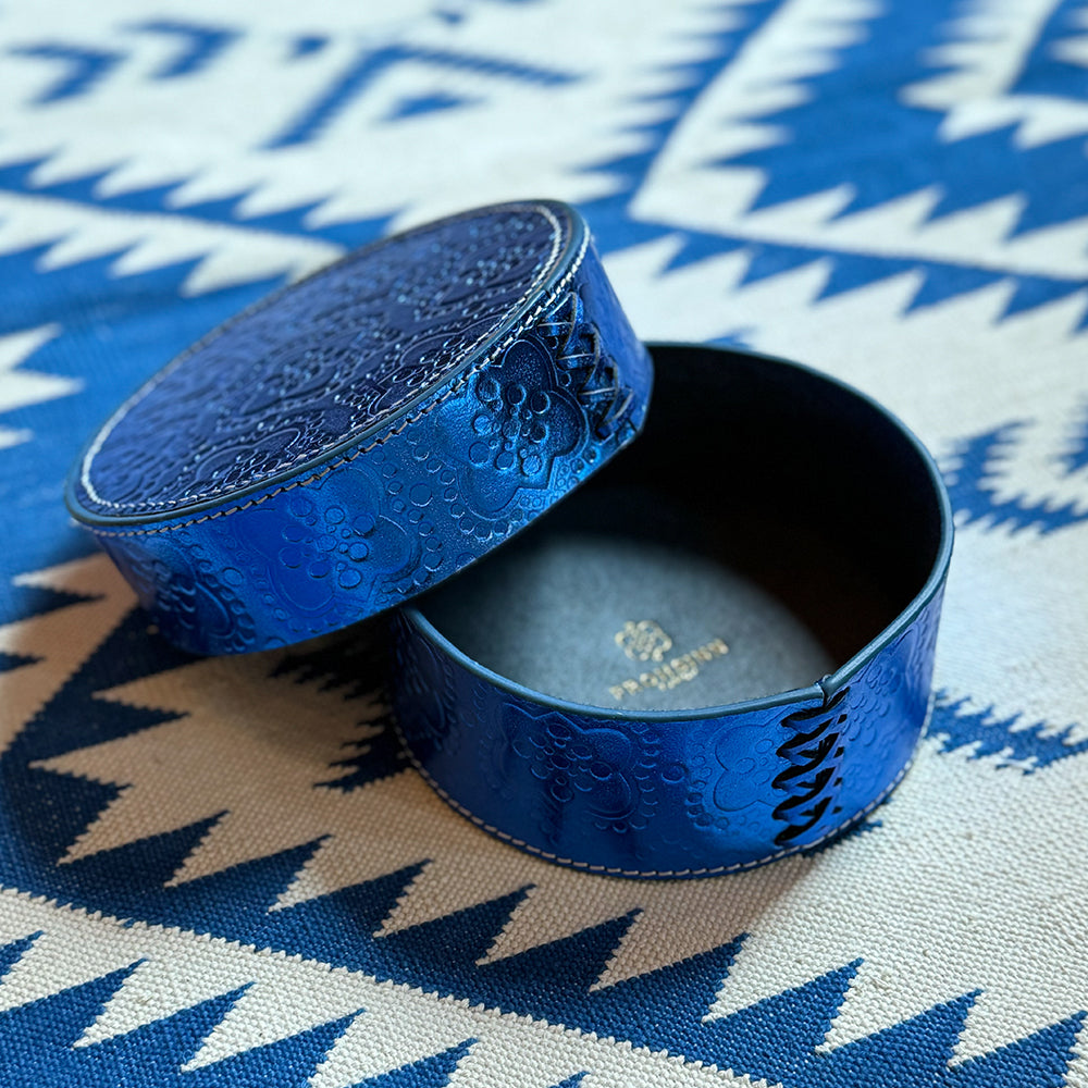 Dose rund ICON aus Leder geprägt im Farbton Electric Blue vom FROHSINN