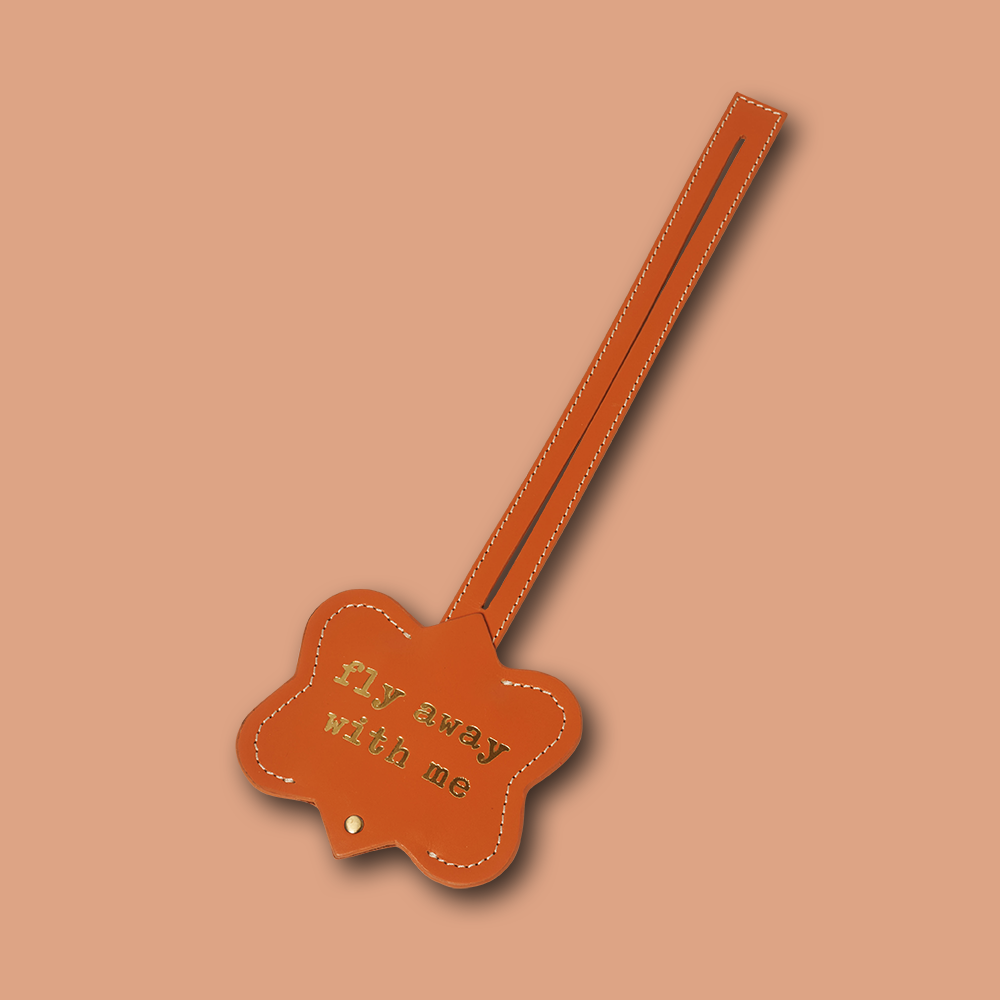 Orange farbiger Kofferanhänger