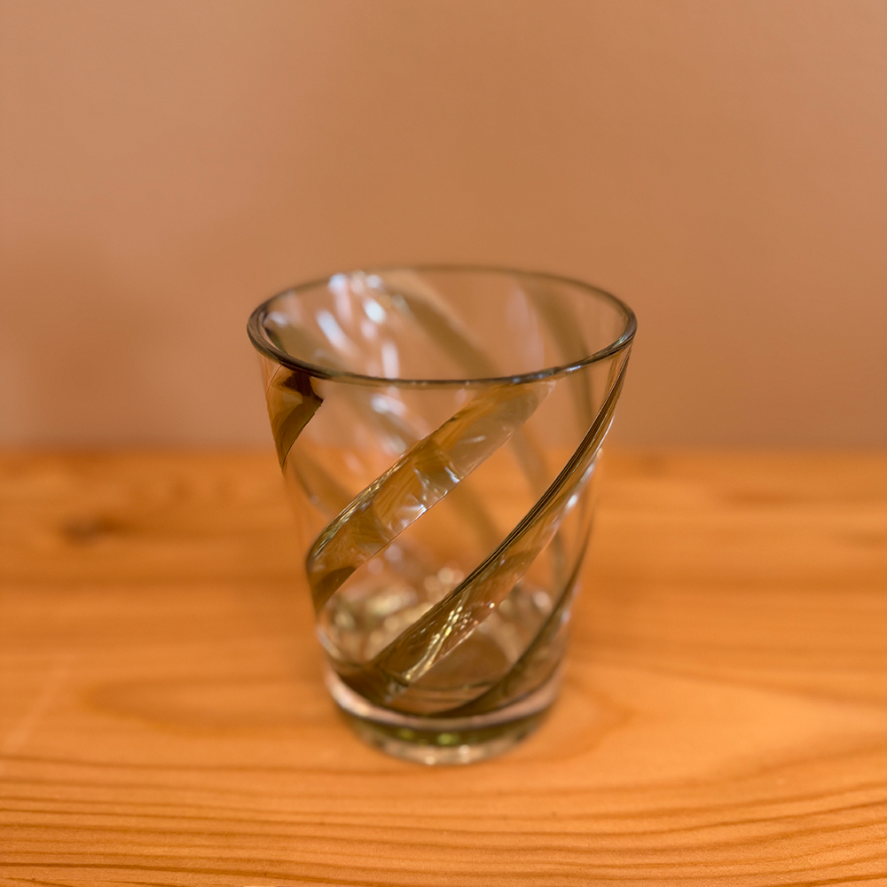 Wasserglas SPIRAL aus Acrylglas von Fiorirà un Giardino im Fabrton Grün