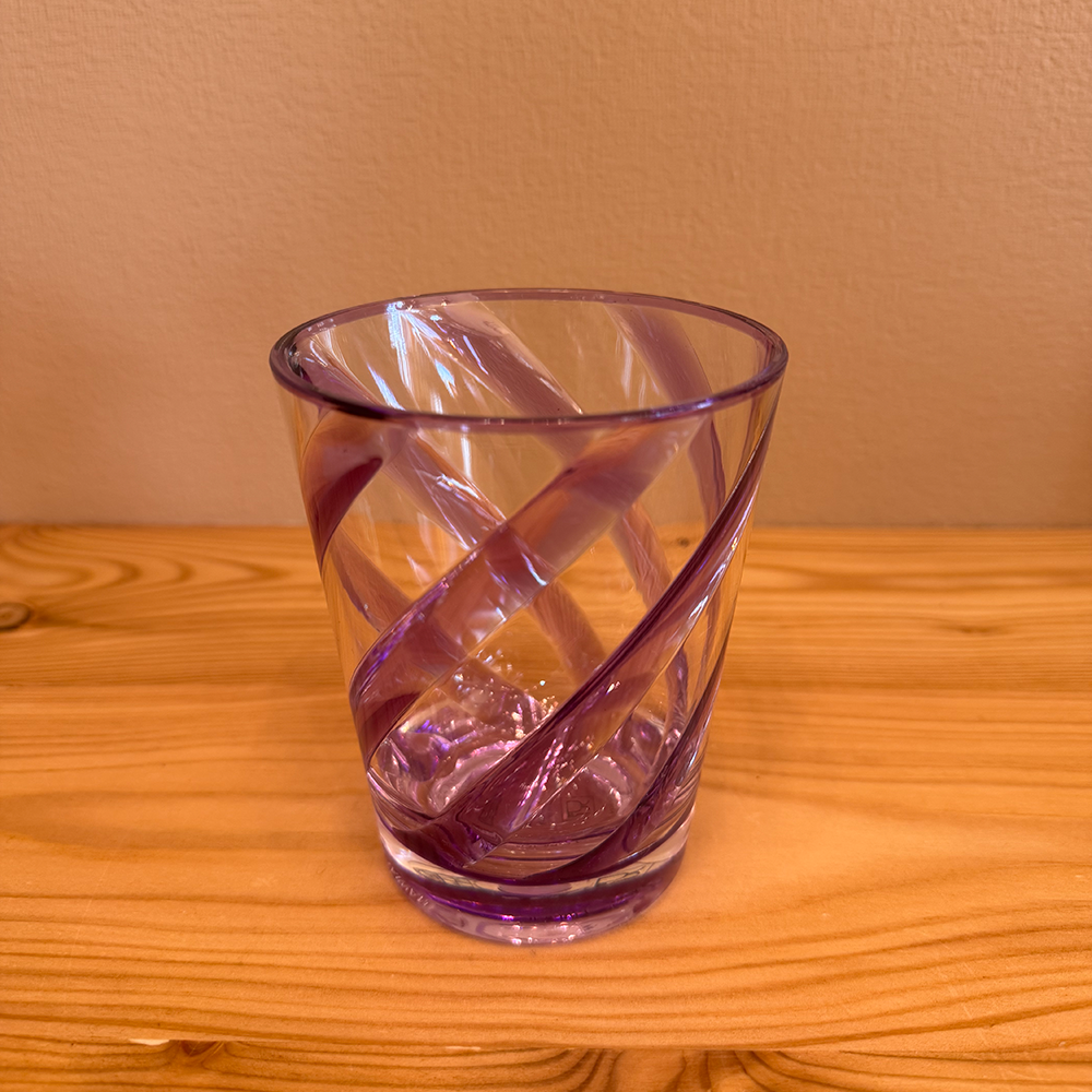 Wasserglas SPIRAL aus Acrylglas im Farbton Purple von Fiorirà un Giardino