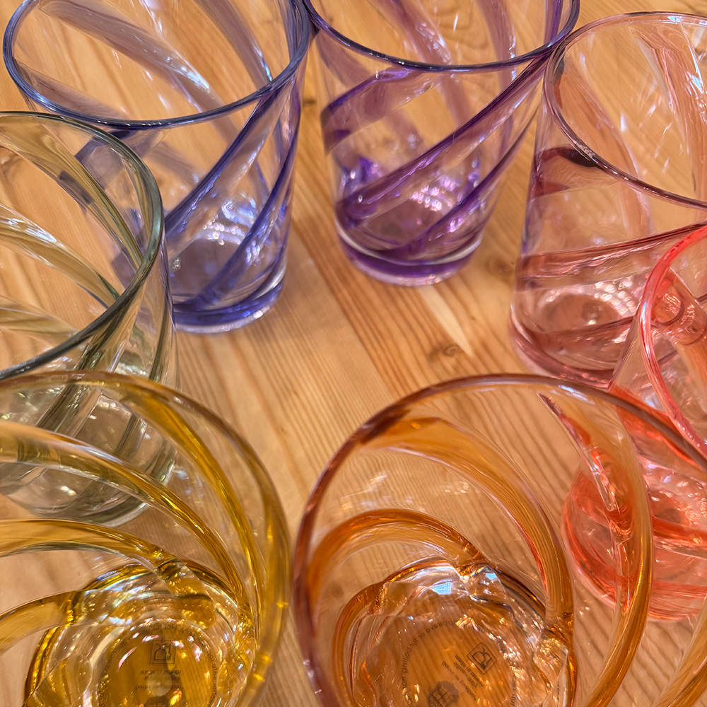 Wasserglas SPIRAL aus Acrylglas in verschiedenen Farben von Fiorirà un Giardino