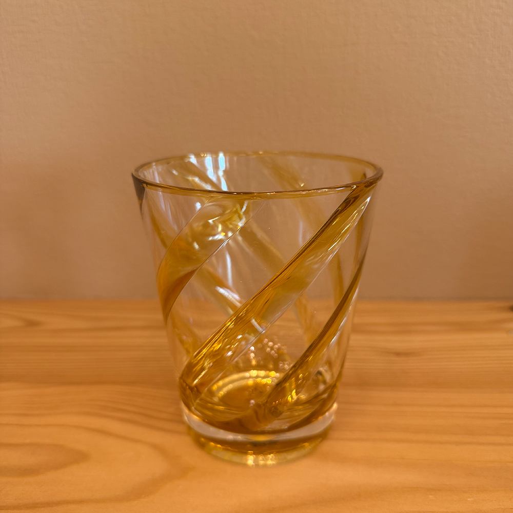Wasserglas SPIRAL aus Acrylglas von Fiorirà un Giardino im Fabrton Gelb Mustard