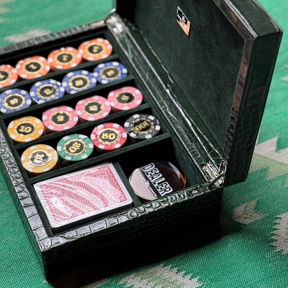 Game Box verkleidet aus Leder in Krokodil-Prägung im Farbton Grün vom FROHSINN