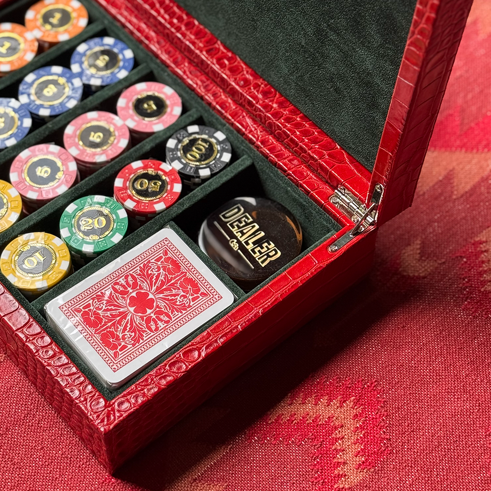 Game Box verkleidet aus Leder in Krokodil-Prägung im Farbton Rot vom FROHSINN