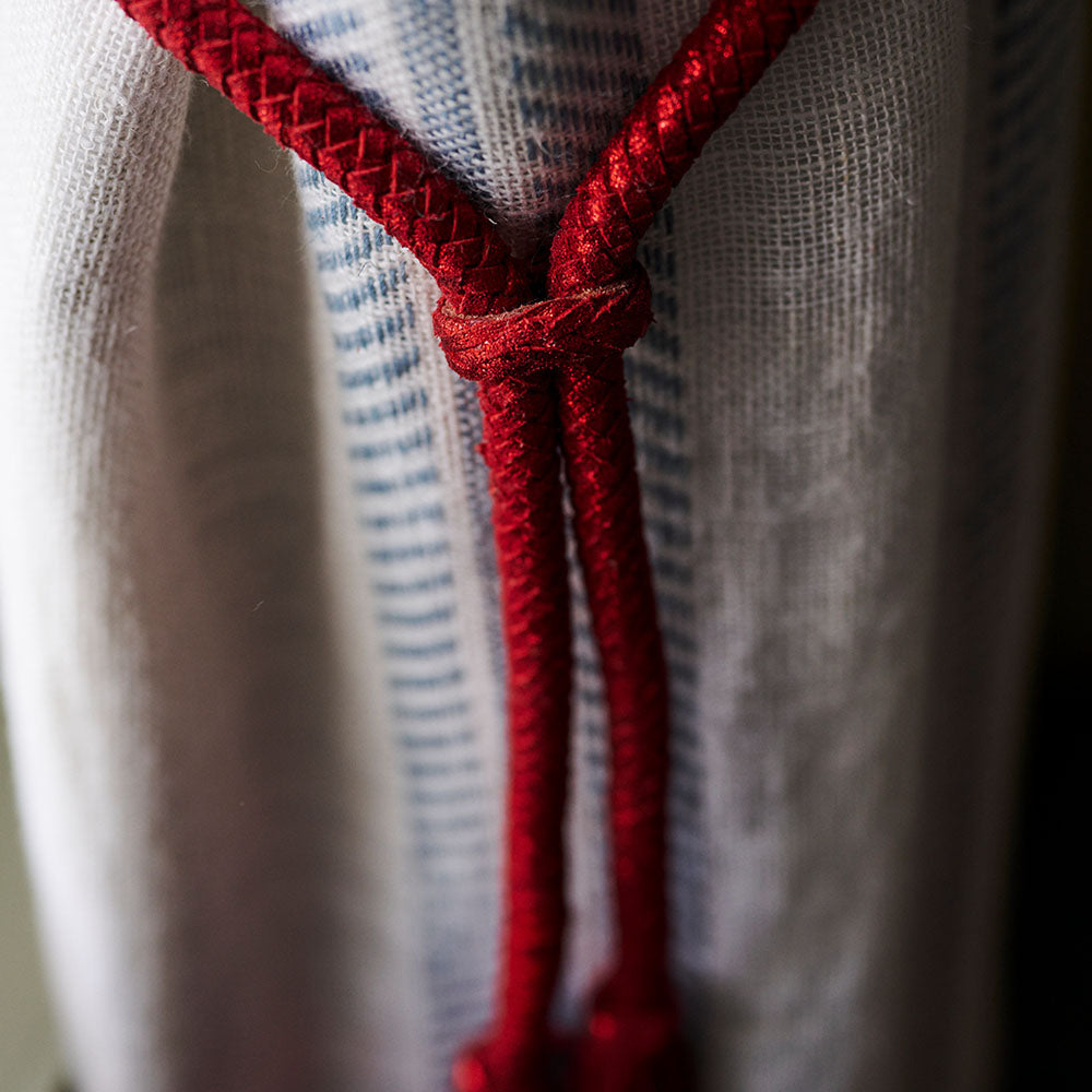Kette VERSAILLES aus Leder im Farbton strawberry als Rückbinder für Vorhänge als Detail