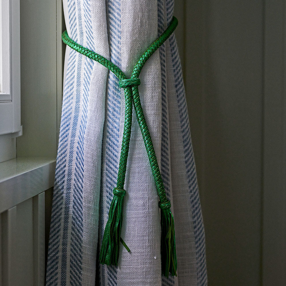 Kette VERSAILLES aus Leder im Farbton Bamboo als Rückbilder beim Vorhang