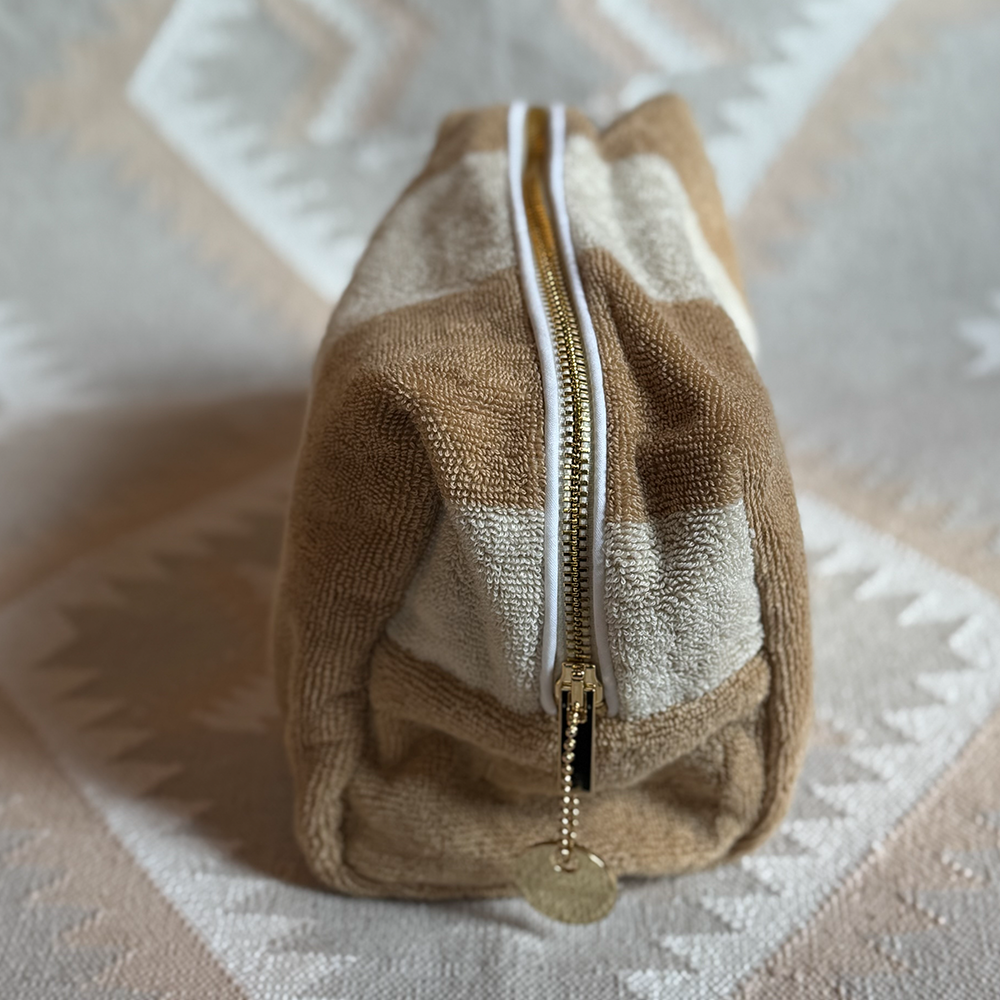 Kulturbeutel FLY AWAY WITH ME aus Frottee im Farbton sable und crème von La Serviette