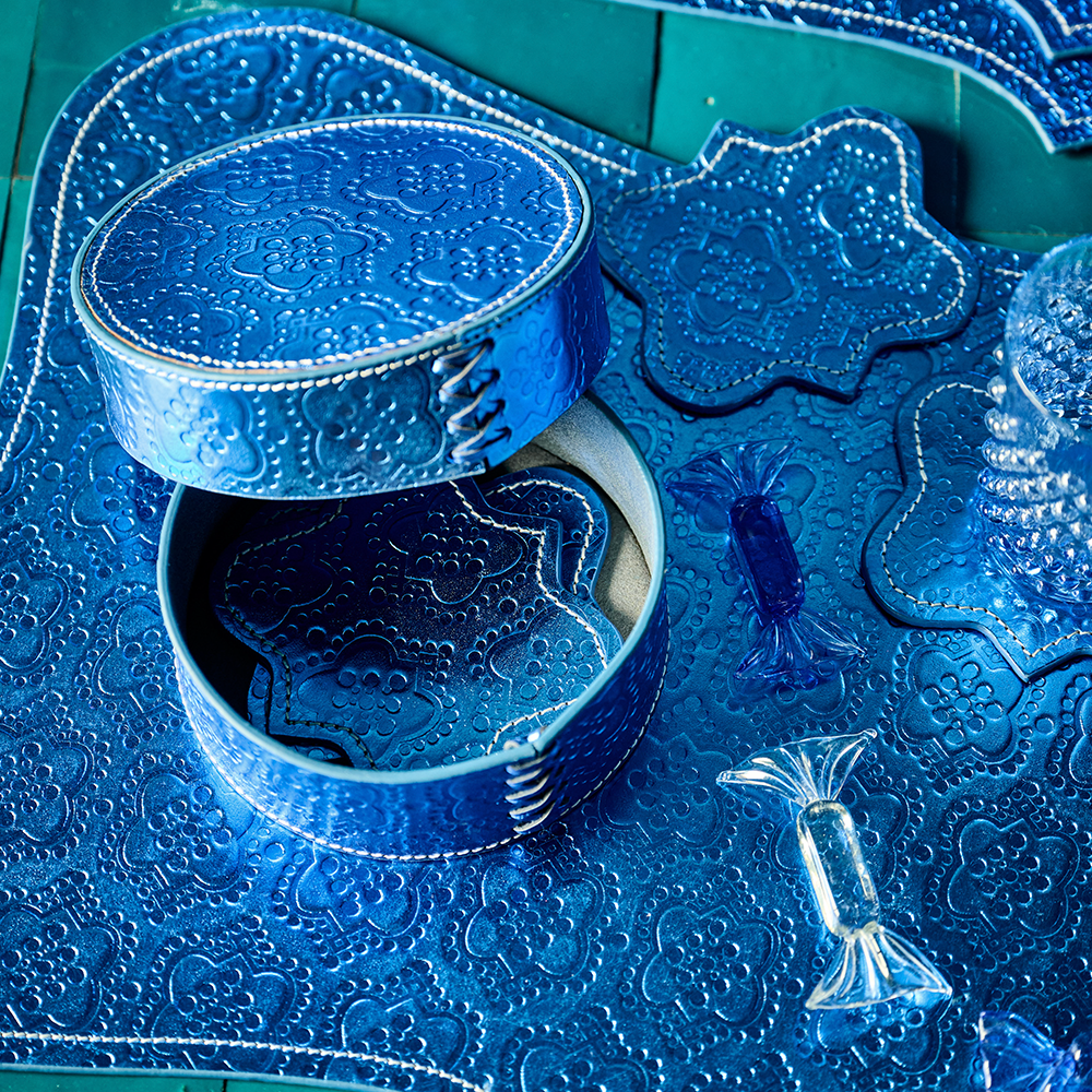 Untersetzer ICON aus Leder geprägt im Farbton Electric Blue vom FROHSINN