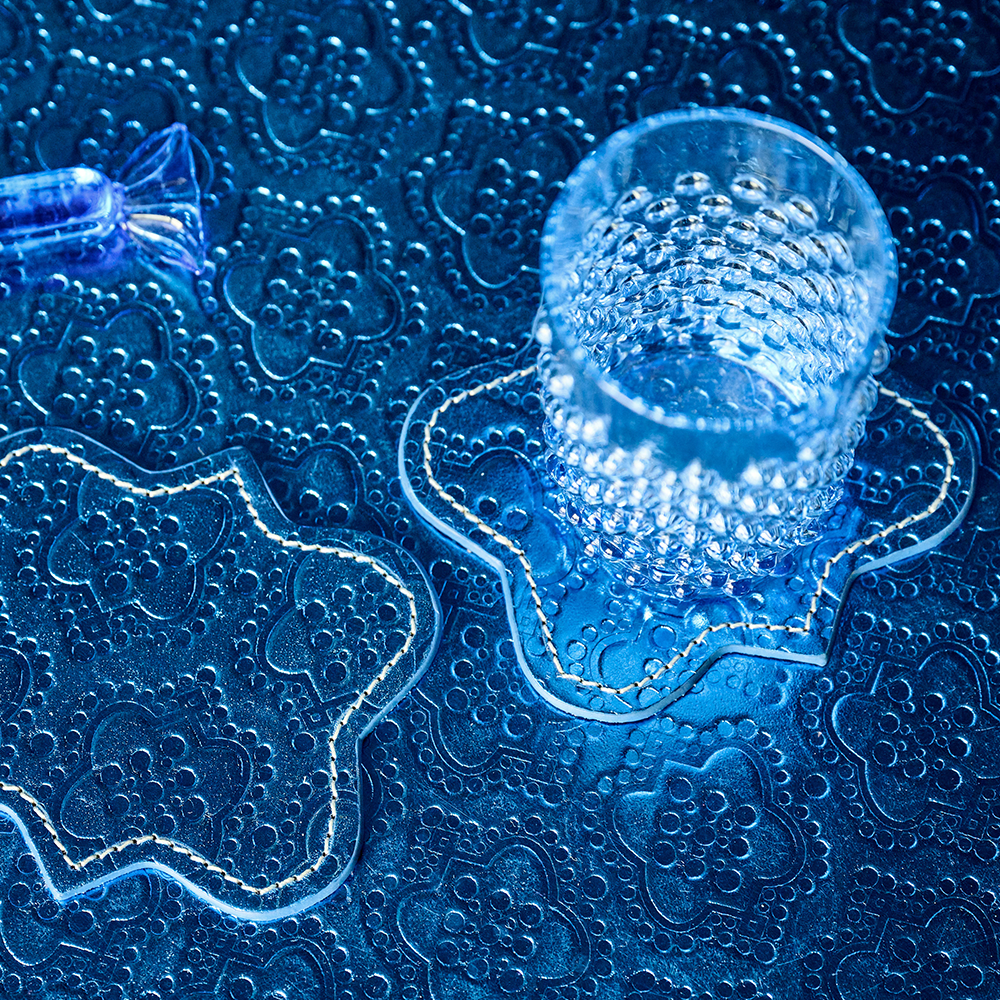 Untersetzer ICON aus Leder geprägt im Farbton Electric Blue vom FROHSINN