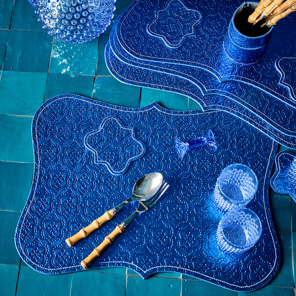 Tischset ICON aus Leder geprägt im Farbton Electric Blue vom FROHSINN