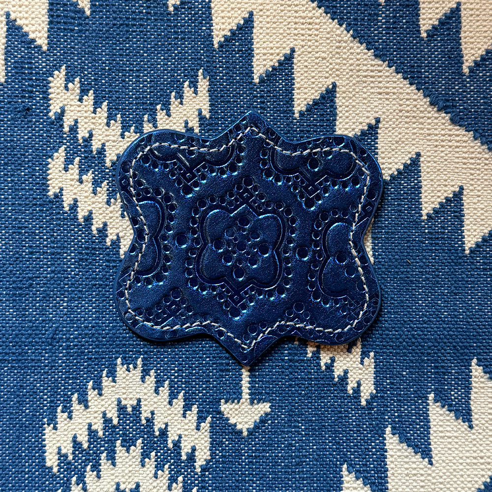 Untersetzer ICON aus Leder geprägt im Farbton Electric Blue vom FROHSINN