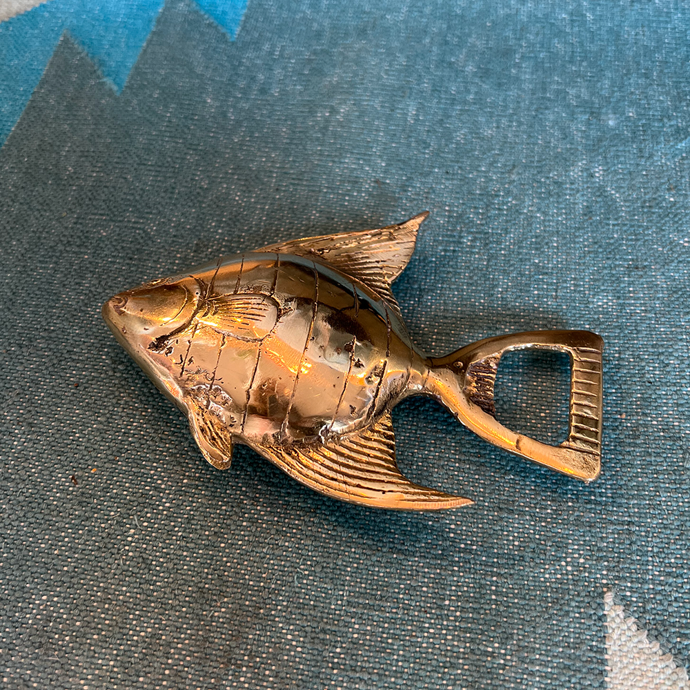 Flaschenöffner in Form eines Goldfisches in Messing von Mahe Homeware